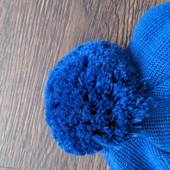 Canondale One Size fits all Blue and Green Thick winter hat with Pom Pom - Picture 2 of 4